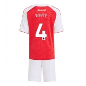 Arsenal Ben White #4 Hjemmebanetrøje Børn 2025-26 Kort ærmer (+ bukser)